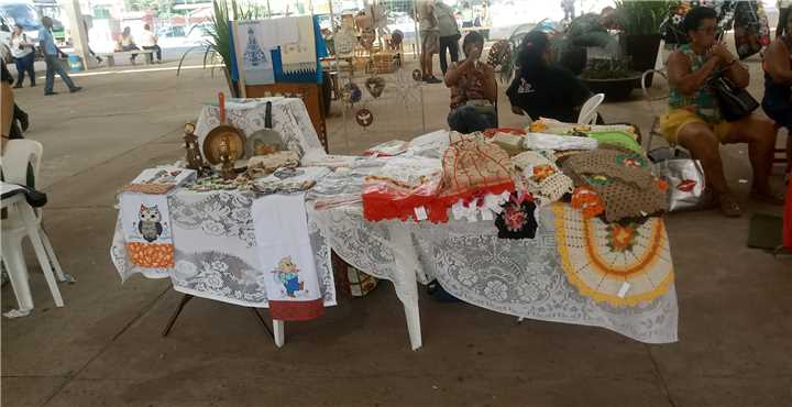 Nova loja de artesanato do Cramam também expôs e vendeu artesanato natalino produzido pelos alunos do centro de artesanato municipal.